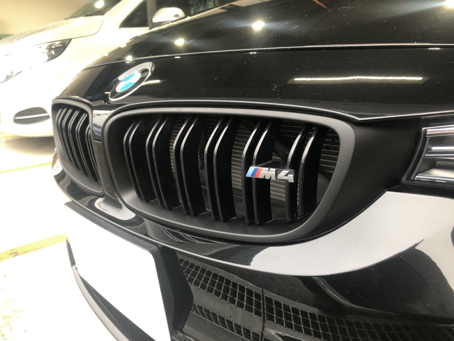 BMW M4 フロントグリル - 自動車